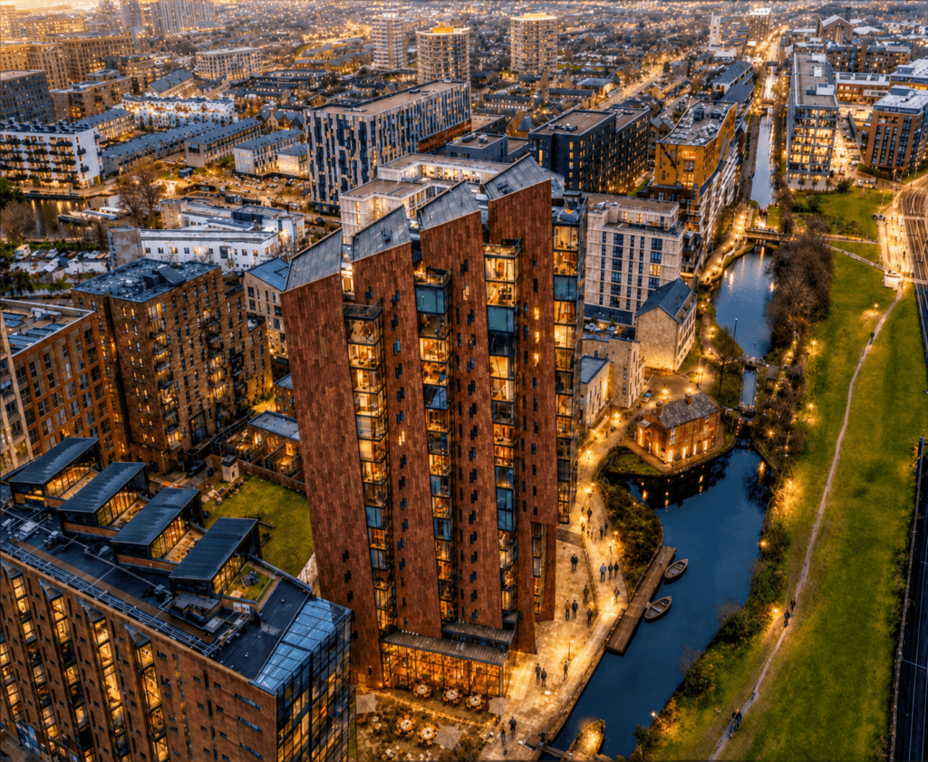 A recent aerial photo
along the Ashton Canal in
East Manchester, illustrating
the progress since 2007 in
implementing the Urban
Strategies plan
